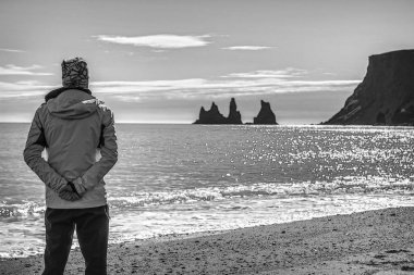 Gezgin pitoresk İzlanda manzara karşı. Siyah-beyaz fotoğraf.