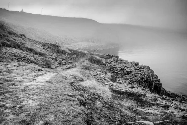 冰岛湾的岩石海岸在早晨的时间 黑白照片 — 图库照片
