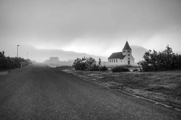 Pueblo Tradicional Islandés Con Iglesia Hermoso Paisaje Matutino Foto Blanco —  Fotos de Stock