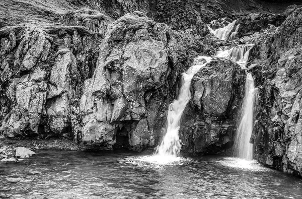 Paisagem Pitoresca Uma Cachoeira Montanha Foto Preto Branco — Fotografia de Stock