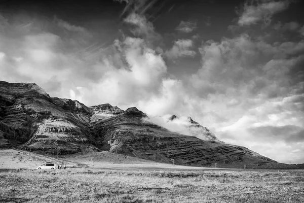 Călători Împotriva Peisajului Pitoresc Islandez Fotografie Alb Negru — Fotografie, imagine de stoc