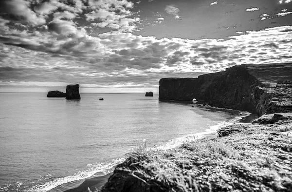 İzlanda doğanın güzel doğal manzara. Siyah-beyaz fotoğraf.