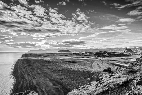 İzlanda doğanın güzel doğal manzara. Siyah-beyaz fotoğraf.