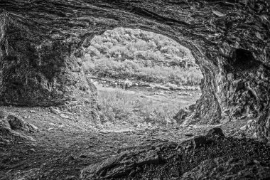 İzlanda dağ mağara. Siyah-beyaz fotoğraf.