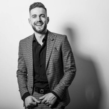 Zarif yakışıklı genç gri ceketli poz studio arka planı.