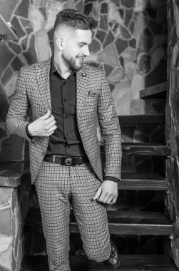 Zarif yakışıklı genç poz ev iç karşı. Siyah-beyaz portre.