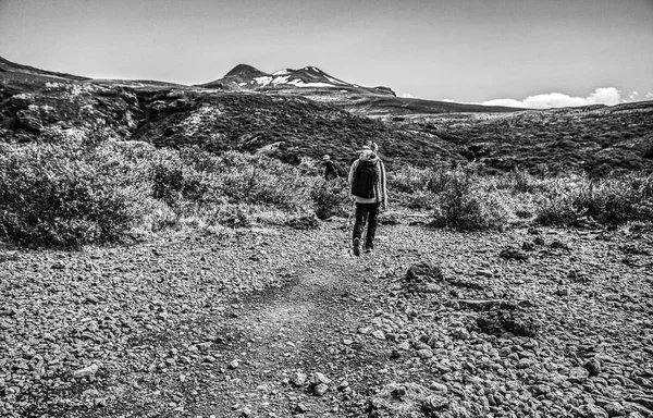 アイスランドの風景に対して旅行者 白黒写真 — ストック写真