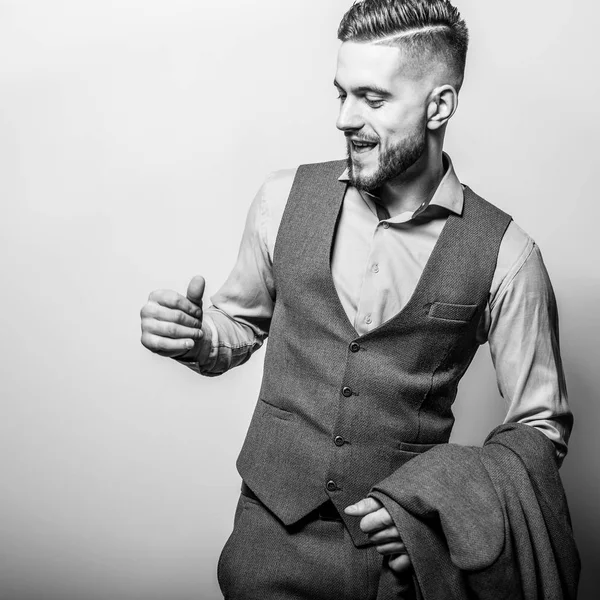 Bello Giovane Uomo Elegante Grigio Classico Gilet Posa Contro Sfondo — Foto Stock