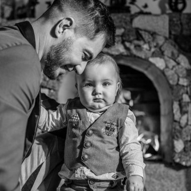 Genç mutlu baba ile oğlu evin iç. Siyah-beyaz portre.