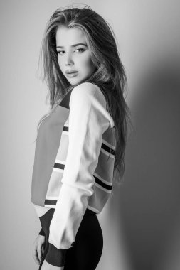 Şehvetli genç kadın poz Studio modeli. Siyah-beyaz fotoğraf.