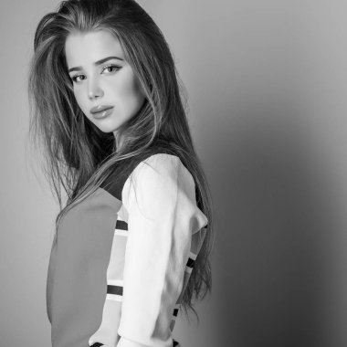 Şehvetli genç kadın poz Studio modeli. Siyah-beyaz fotoğraf.