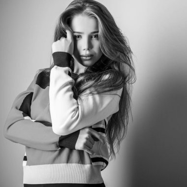 Şehvetli genç kadın poz Studio modeli. Siyah-beyaz fotoğraf.