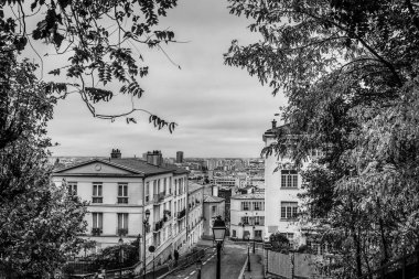 Montmartre görünümünden sonbahara yağmurlu Paris. Siyah-beyaz fotoğraf.
