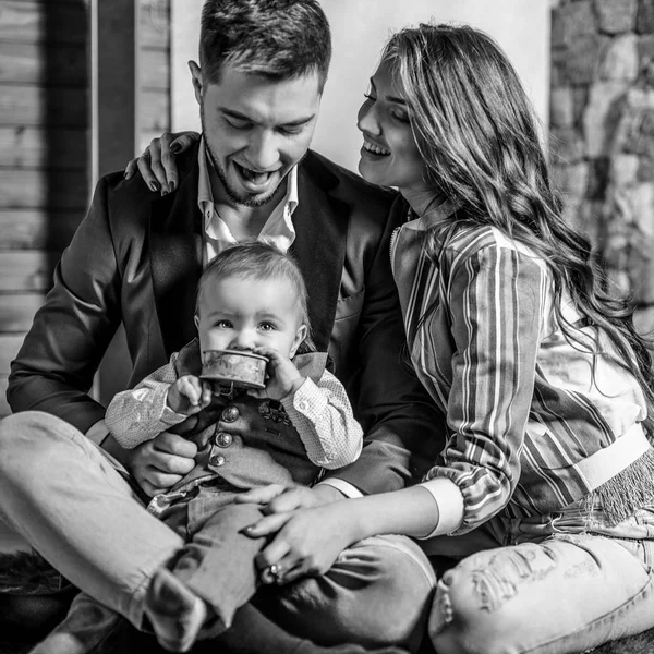 Genç mutlu aile birlikte iç evi. Siyah-beyaz portre.