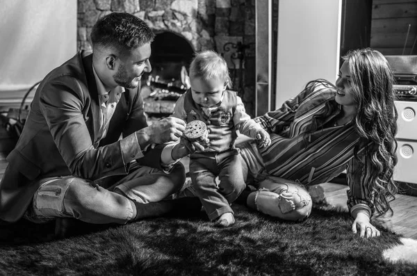 Genç mutlu aile birlikte iç evi. Siyah-beyaz portre.