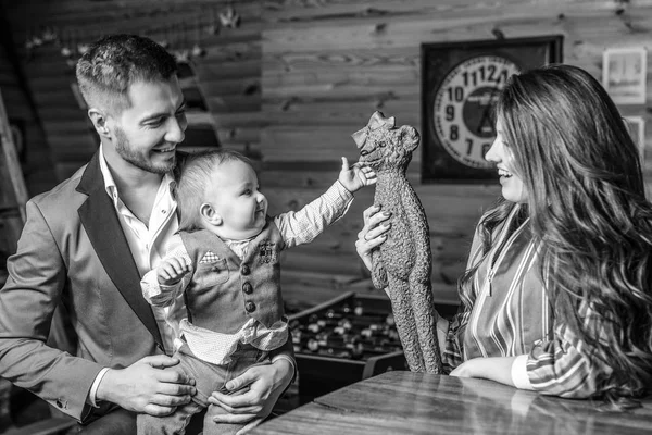 Genç mutlu aile birlikte iç ahşap ev. Siyah-beyaz portre.