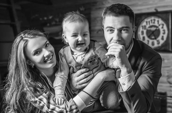 Młoda Rodzina Szczęśliwy Razem Wnętrze Dom Drewniany Portret Czarno Biały — Zdjęcie stockowe