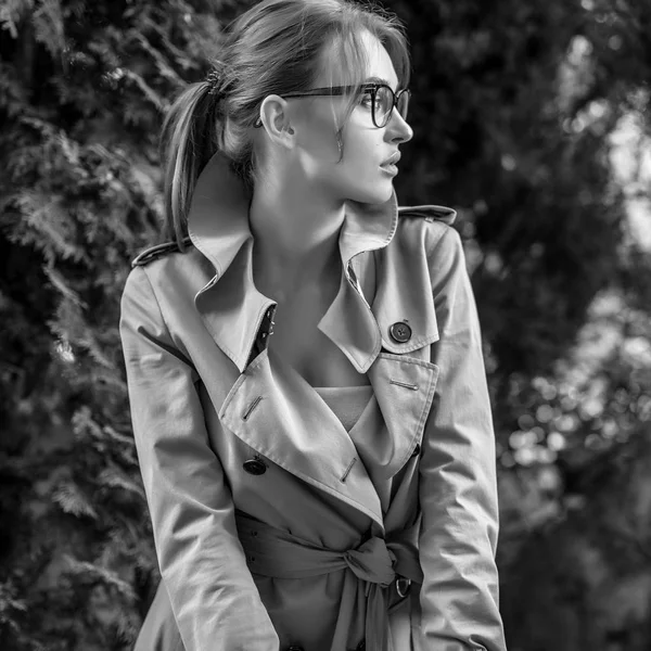 Retrato Aire Libre Una Hermosa Mujer Joven Jardín Otoño Foto — Foto de Stock