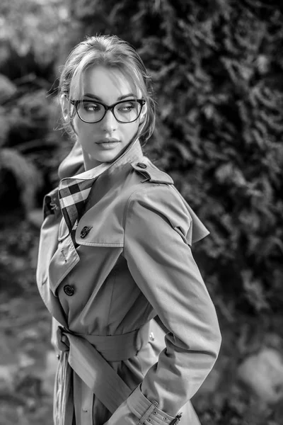 アウトドアの秋の庭の美しい若い女性の肖像画 白黒写真 — ストック写真