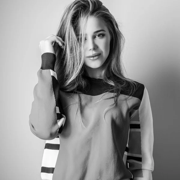 Jonge Sensuele Model Pose Van Vrouw Studio Zwart Wit Foto — Stockfoto