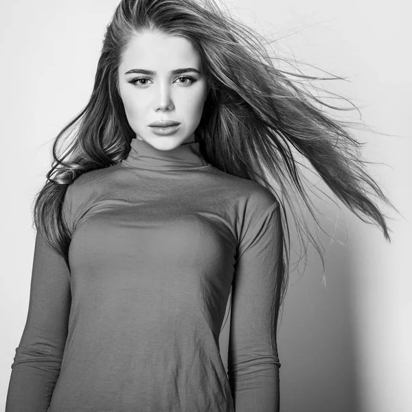 Młody Zmysłowy Model Kobiety Stanowią Studio Fotografia Czarno Biała — Zdjęcie stockowe
