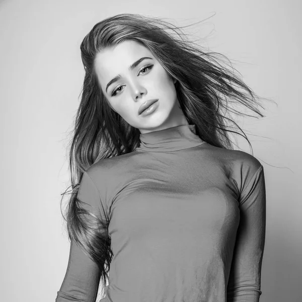 Şehvetli Genç Kadın Poz Studio Modeli Siyah Beyaz Fotoğraf — Stok fotoğraf
