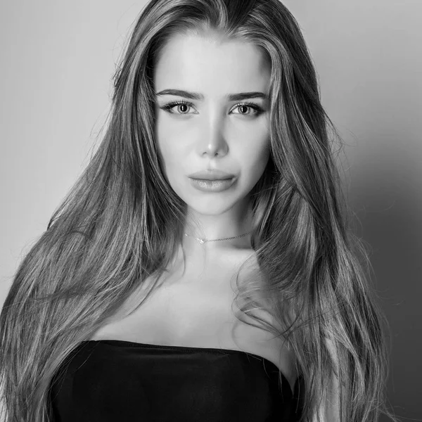 Şehvetli genç kadın poz Studio modeli. Siyah-beyaz fotoğraf.