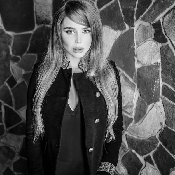 Genç güzellik kadın ev iç karşı. Siyah-beyaz fotoğraf.