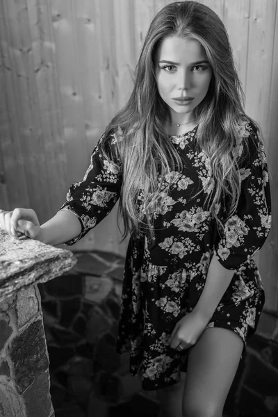 Genç güzellik kadın ev iç karşı. Siyah-beyaz fotoğraf.