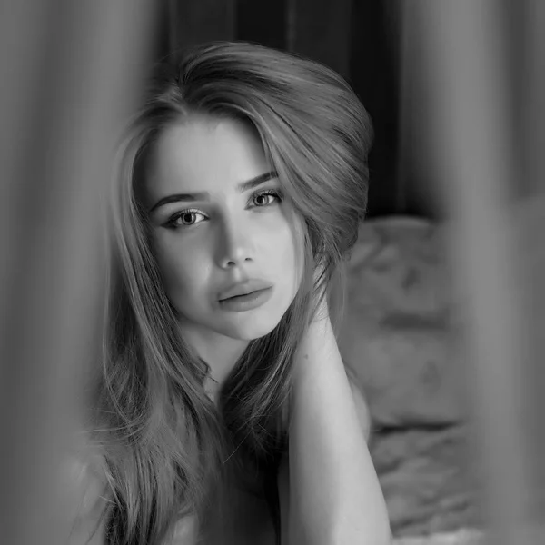 Mujer Belleza Joven Contra Interior Casa Foto Blanco Negro —  Fotos de Stock