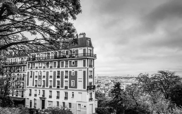 Montmartre görünümünden sonbahara yağmurlu Paris. Siyah-beyaz fotoğraf.
