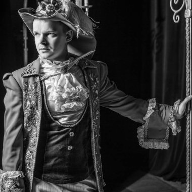 Aktör, eski tiyatro Ardiles tarihi kostüm giymiş. Siyah-beyaz fotoğraf.