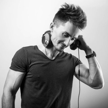 Sportif yakışıklı müzik dinleme. Siyah-beyaz portre.