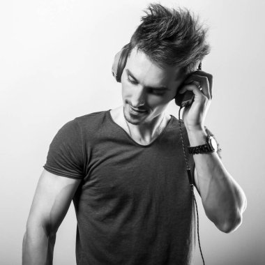 Sportif yakışıklı müzik dinleme. Siyah-beyaz portre.