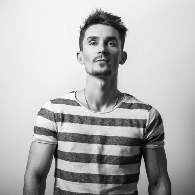 Çizgili gömlekli yakışıklı genç adam. Siyah-beyaz fotoğraf.