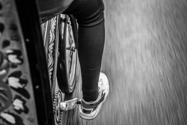 Girl Rickshaw Riding Bicycle Center Paris Black White Photo — Stock Photo, Image