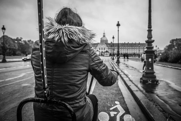 パリの中心部で自転車に乗って女の子人力車 白黒写真 — ストック写真