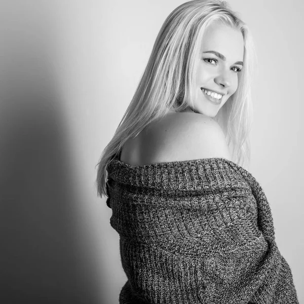 Młoda Blond Zmysłowe Model Sweter Sweter Ułożenia Studio Fotografia Czarno — Zdjęcie stockowe
