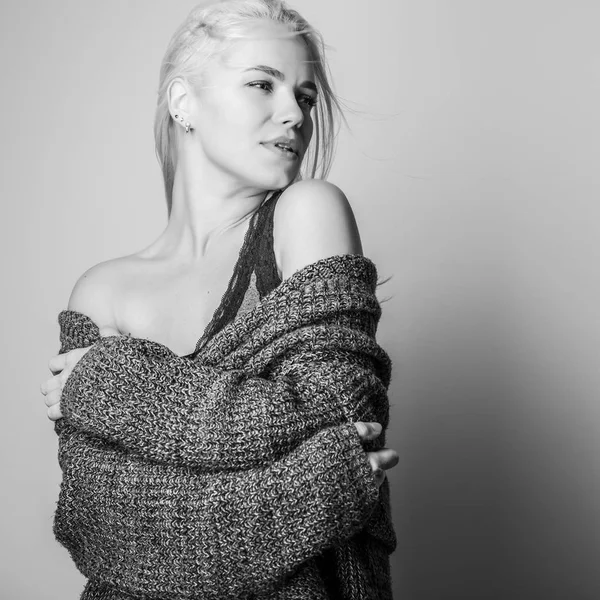 Jovem Modelo Sensual Loira Suéter Malha Posar Estúdio Foto Preto — Fotografia de Stock