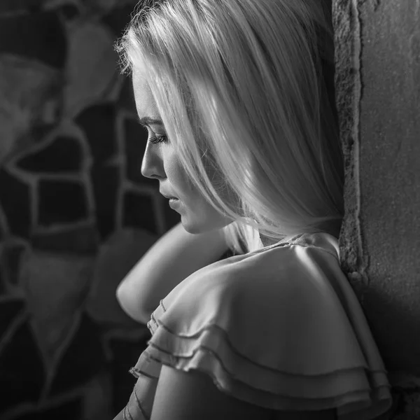 Junge Blonde Schönheit Gegen Haus Innenausstattung Schwarz Weiß Foto — Stockfoto
