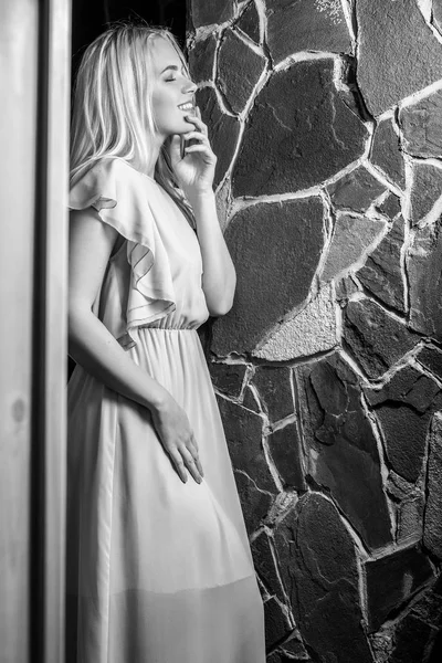 Joven Mujer Rubia Belleza Contra Interior Casa Foto Blanco Negro — Foto de Stock