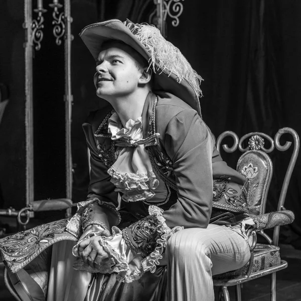 Ηθοποιός Ντυμένος Ιστορικά Κοστούμι Στο Εσωτερικό Του Παλιό Θέατρο Ασπρόμαυρη — Φωτογραφία Αρχείου