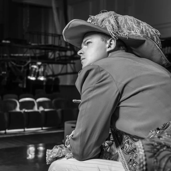 Ηθοποιός Ντυμένος Ιστορικά Κοστούμι Στο Εσωτερικό Του Παλιό Θέατρο Ασπρόμαυρη — Φωτογραφία Αρχείου