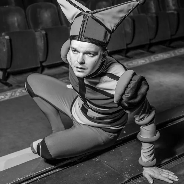 演员穿着小丑的服装在旧剧场的内部 黑白肖像 — 图库照片