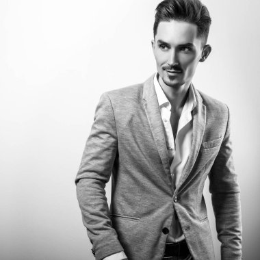 Zarif yakışıklı genç gri ceketli. Siyah-beyaz portre.