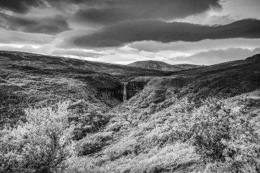 İzlanda doğanın güzel doğal manzara. Siyah-beyaz fotoğraf.
