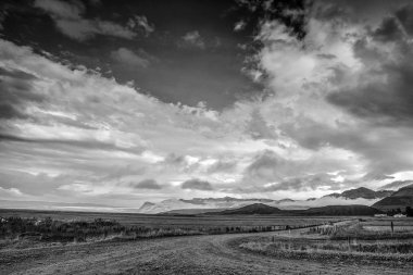 Bir dağ nehir güzel manzara. Siyah-beyaz fotoğraf.