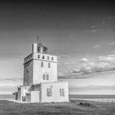 Rock ve İzlanda manzara akşam eski deniz feneri. Siyah-beyaz fotoğraf.