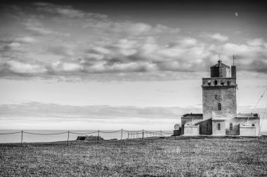 Rock ve İzlanda manzara akşam eski deniz feneri. Siyah-beyaz fotoğraf.
