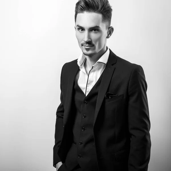 Bello Giovane Uomo Elegante Nero Elegante Costume Classico Foto Bianco — Foto Stock